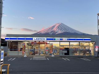 ญี่ปุ่นถอดแผงกั้นวิวฟูจิที่ร้าน​ Lawson